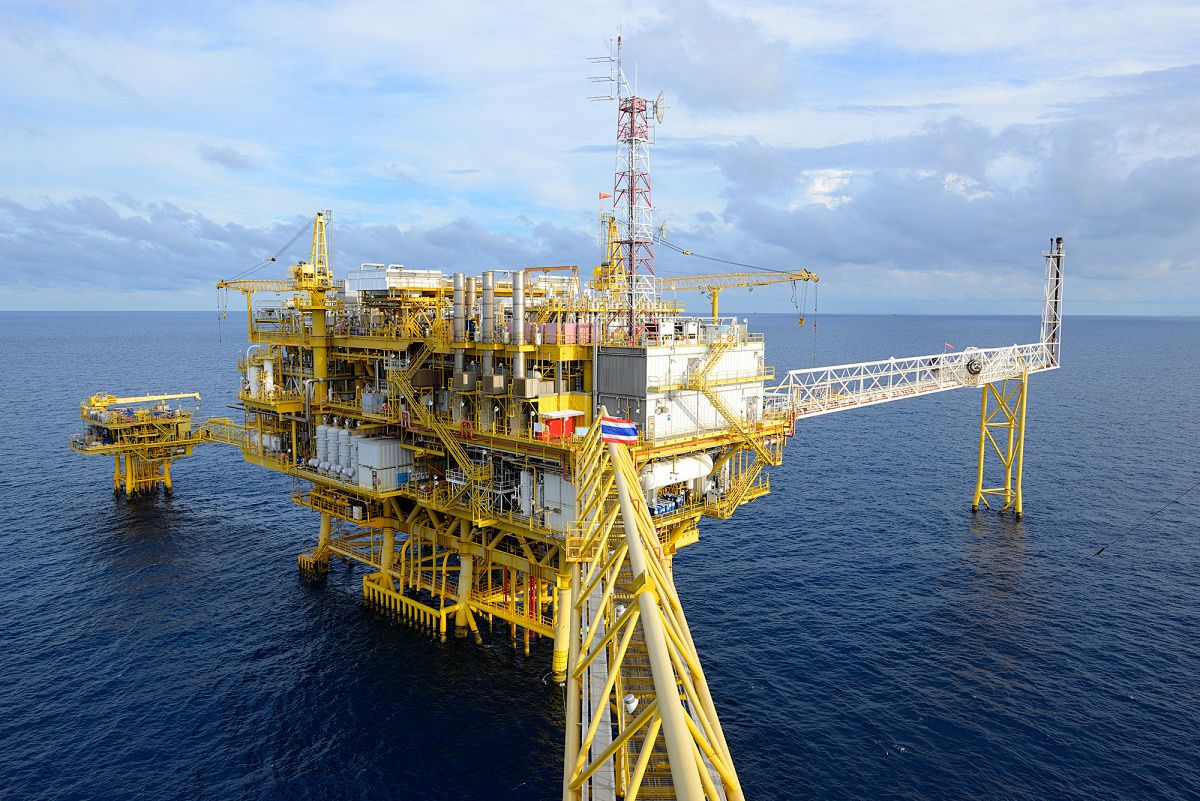 Offshore oil extraction field图片
